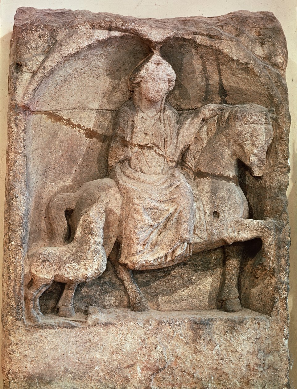 إغاثة تمثل إيبونا ، إلهة غالية وحامية للخيول والفرسان والمسافرين ، من Mellicey ، Saone-et-Loire ، c.50 BC-400 AD بواسطة جالو رومان