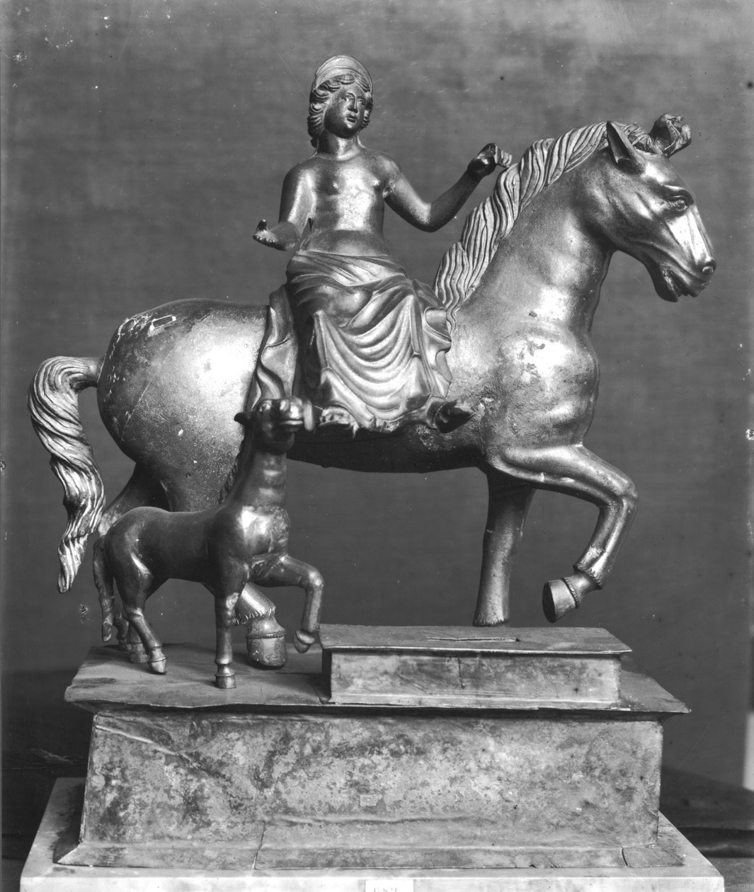تمثال صغير لإيبونا ، Gaulish Goddess ، حامي الخيول والفرسان والمسافرين ، من La Sarrazine ، Jura ، c.50 BC-400 AD (bronze) بواسطة جالو رومان