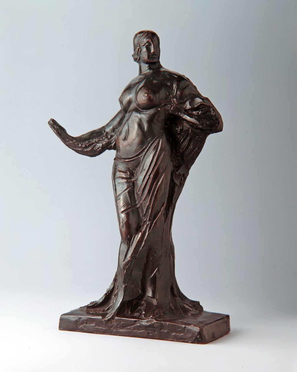 امرأة دائمة بذراعها الأيمن ممدودة ، 1917-18 (صب c1818-25) (برونزي) بواسطة غاستون لاشيز