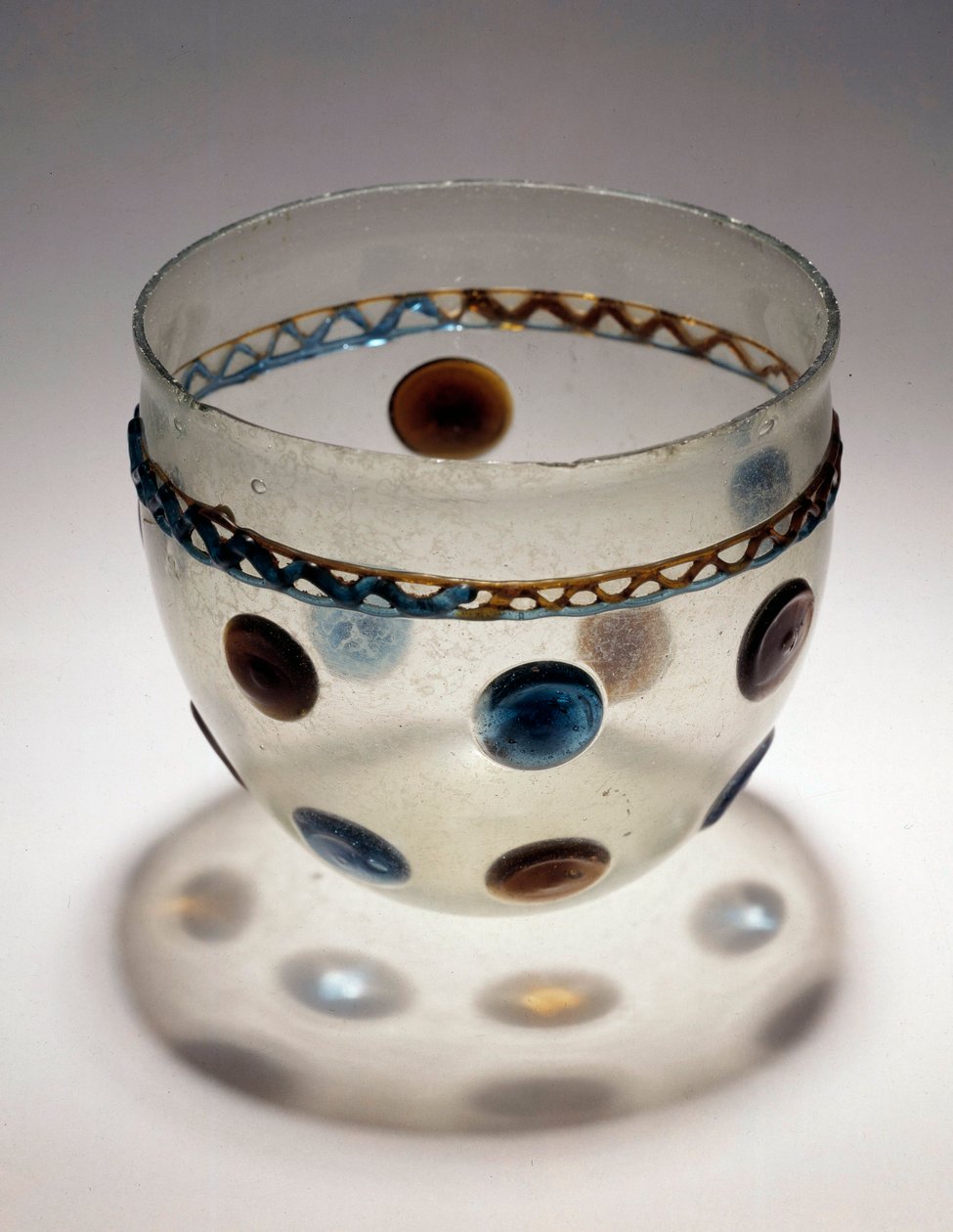 Gaulish art: glass cup with colored tablets. End of 4th beginning of 5th century after JC. From Breny. Saint Germain en Laye, Museum of National Archaeology بواسطة Gaulish Gaulish