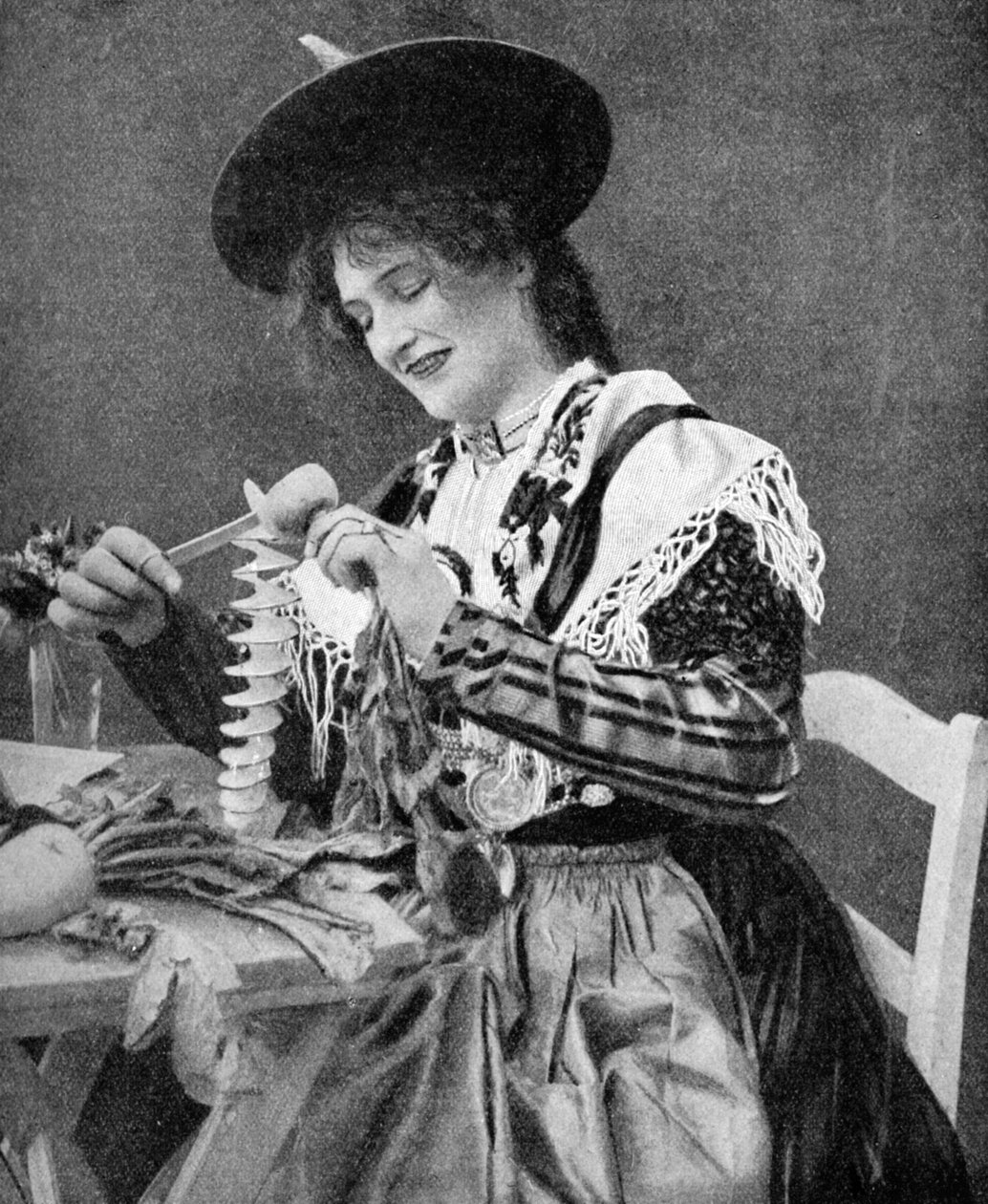 امرأة تقشر بطاطس بإبداع ، 1922. بواسطة جورج هيكل