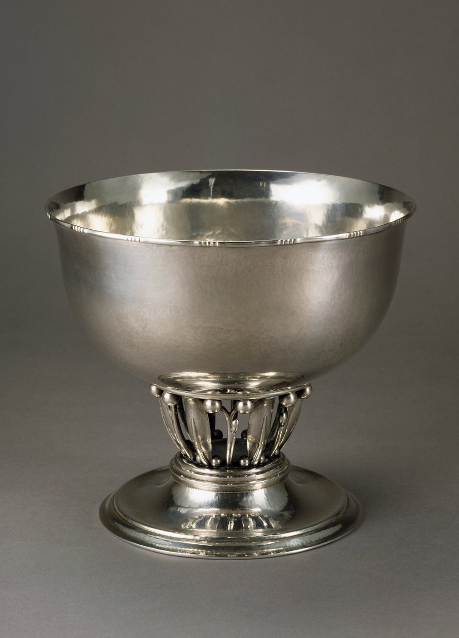 Hammered and chiseled silver fruit bowl بواسطة جورج جنسن