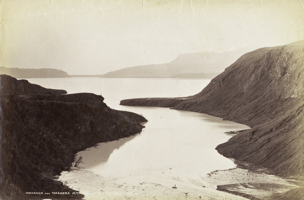 جبال Wahanga و Tarawera ، من بحيرة Tarawera ، Octoner 1886 (طبعة زلال) بواسطة جورج دوبسون فالنتاين