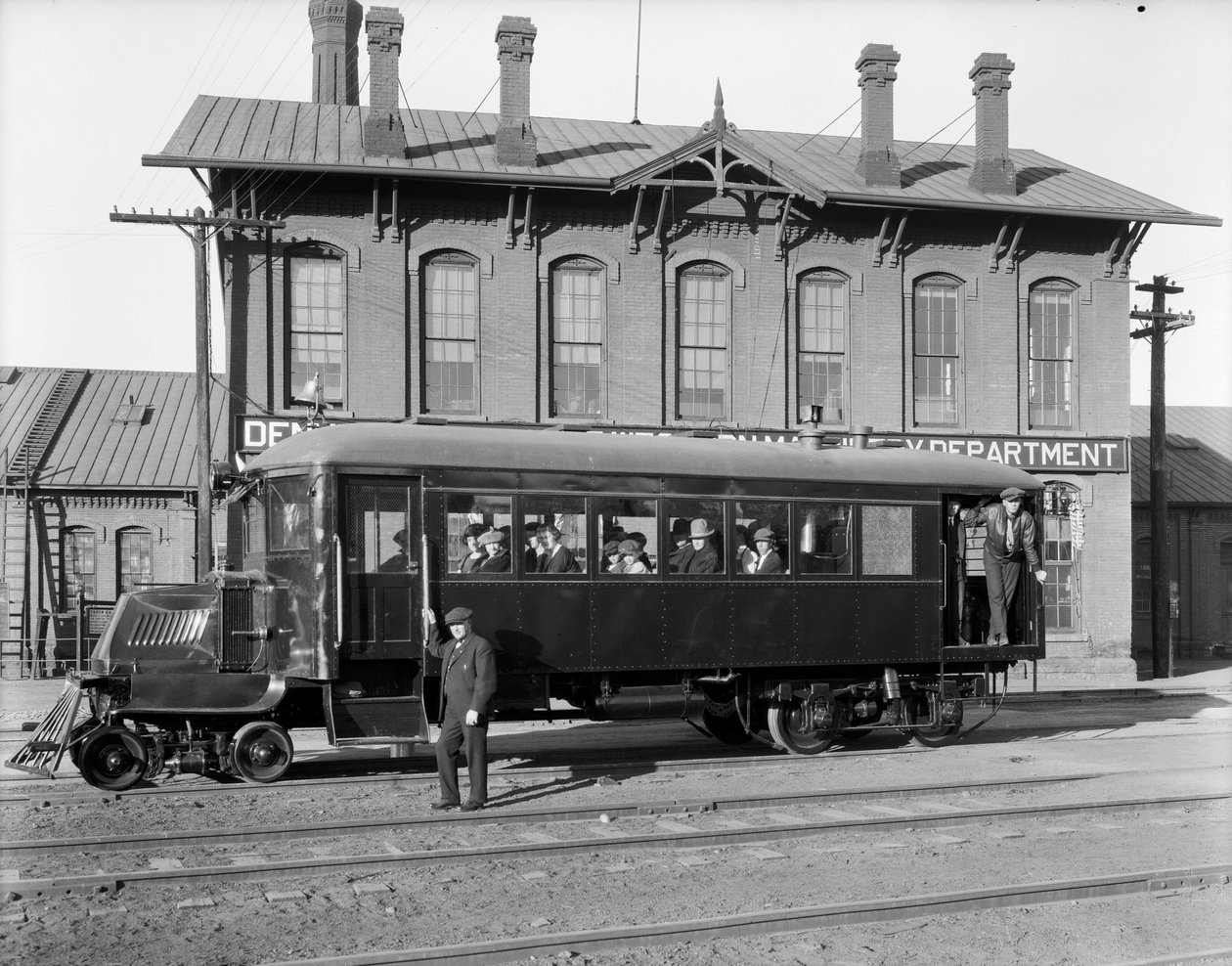 ماك السكك الحديدية قيد المحاكمة في محلات DundRGW Burnham ، 1926 بواسطة جورج ليتل بيم