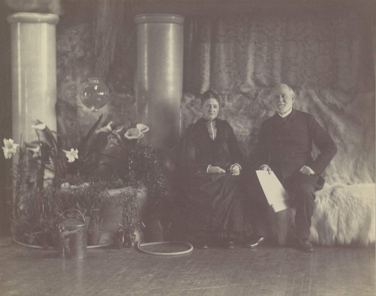 السيد والسيدة تشارلز ل. تيفاني في استوديو لويس سي تيفاني ، كاليفورنيا. 1890. بواسطة جورج كولينز كوكس