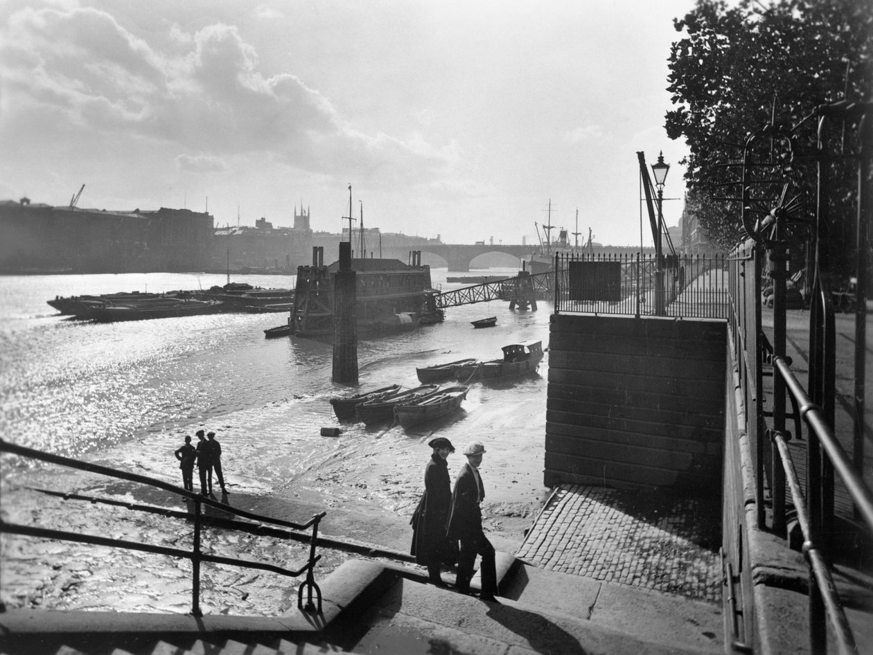 عرض أعلى النهر بالقرب من بوابة Traitor's Gate ، مدينة لندن ، قبل عام 1933. بواسطة جورج دافيسون ريد