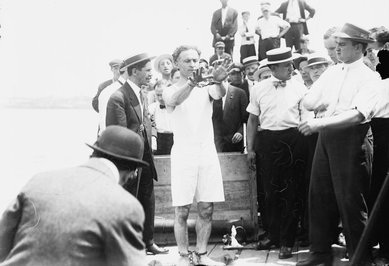 هاري هوديني مكبل اليدين قبل أن يسمر في صندوق وينزل إلى خليج نيويورك ، 1912 بواسطة جورج جرانثام باين