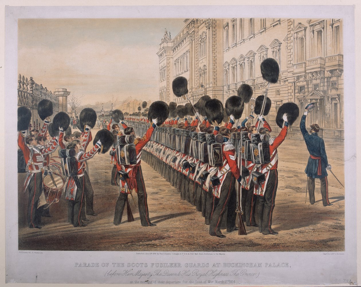 موكب حراس Fusilier الاسكتلنديين في قصر باكنغهام في صباح مغادرتهم لمقعد الحرب ، 2 مارس 1854 ، منقوش بواسطة E. Walker ، نشره Colnaghi und Co. ، 1854 بواسطة جورج هاوسمان توماس