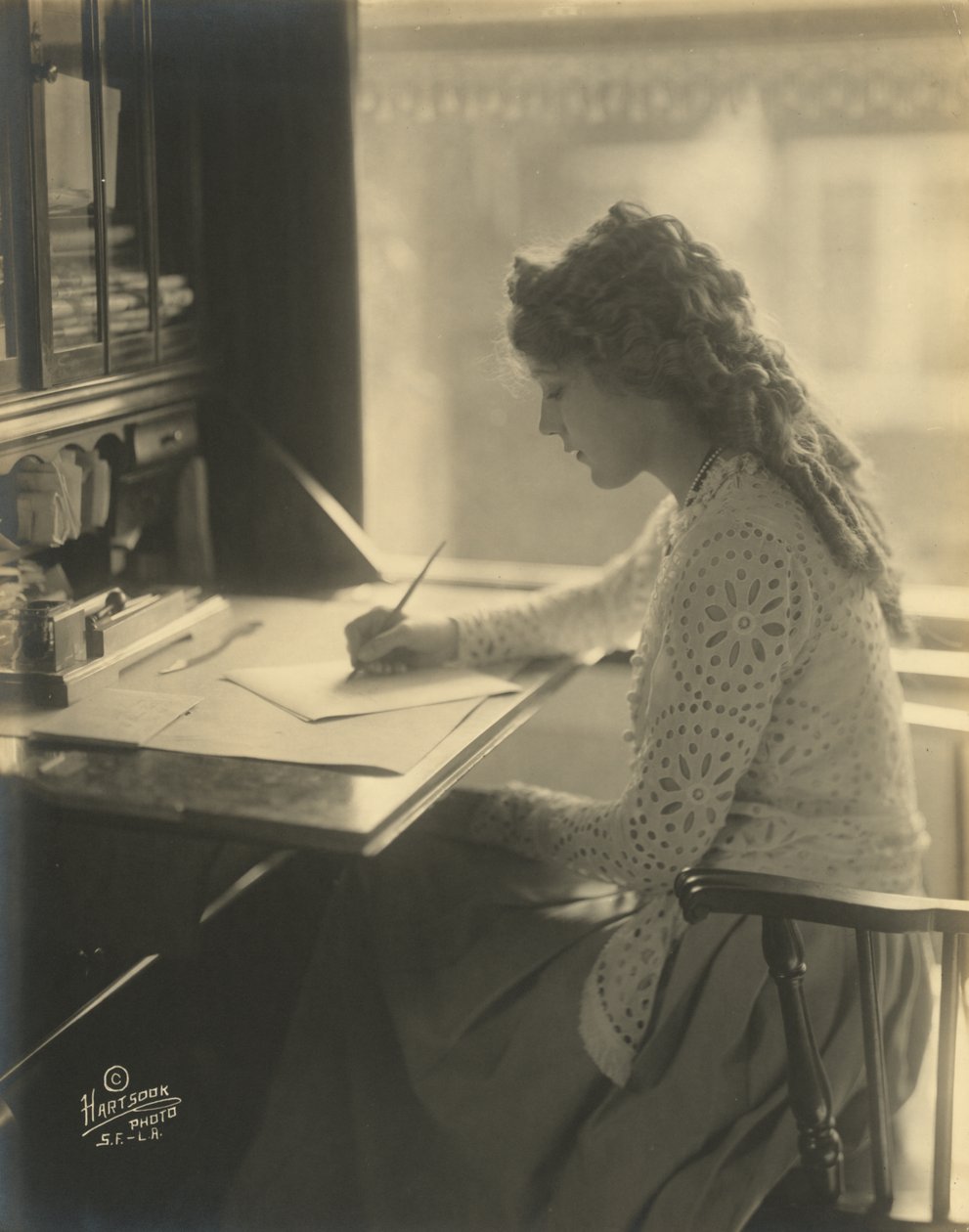 ماري بيكفورد تكتب على مكتب ، حوالي 1918 (صورة بالأبيض والأسود) بواسطة بارتولومي إستيبان موريللو واستوديو