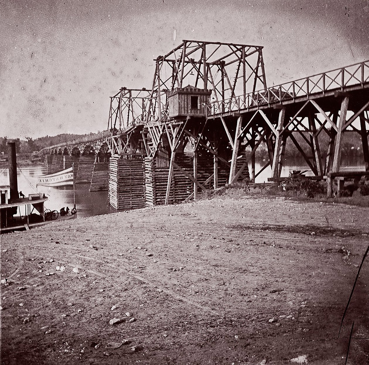 جسر عبر نهر تينيسي في تشاتانوغا ، كاليفورنيا. 1864. بواسطة جورج إن بارنارد