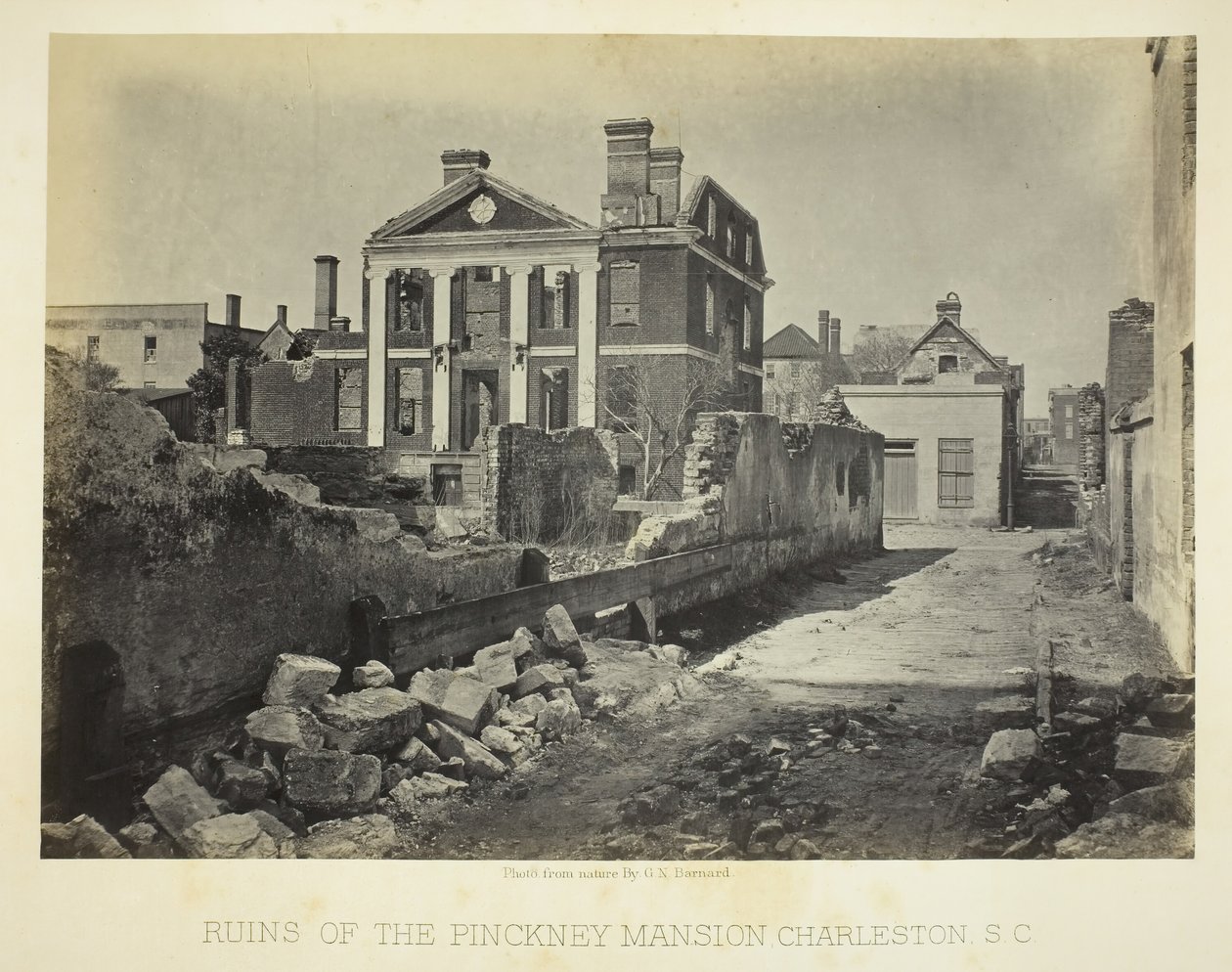 أنقاض قصر بينكني ، تشارلستون ، ساوث كارولينا ، 1865. بواسطة جورج إن بارنارد
