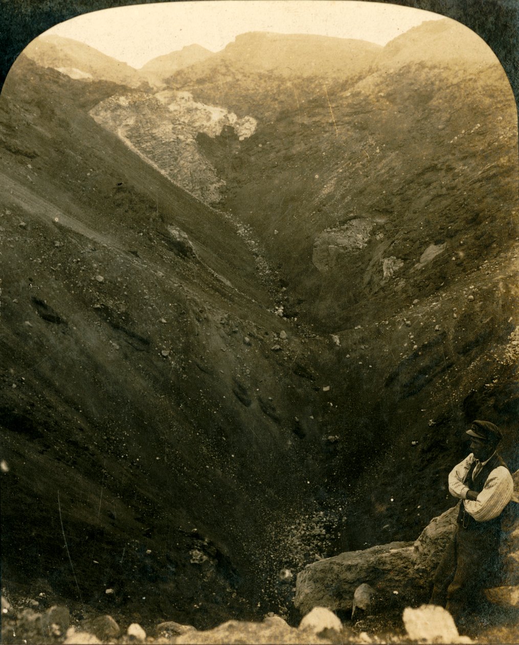 حفرة جبل تاراويرا ، نيوزيلندا ، c1909. بواسطة جورج روز