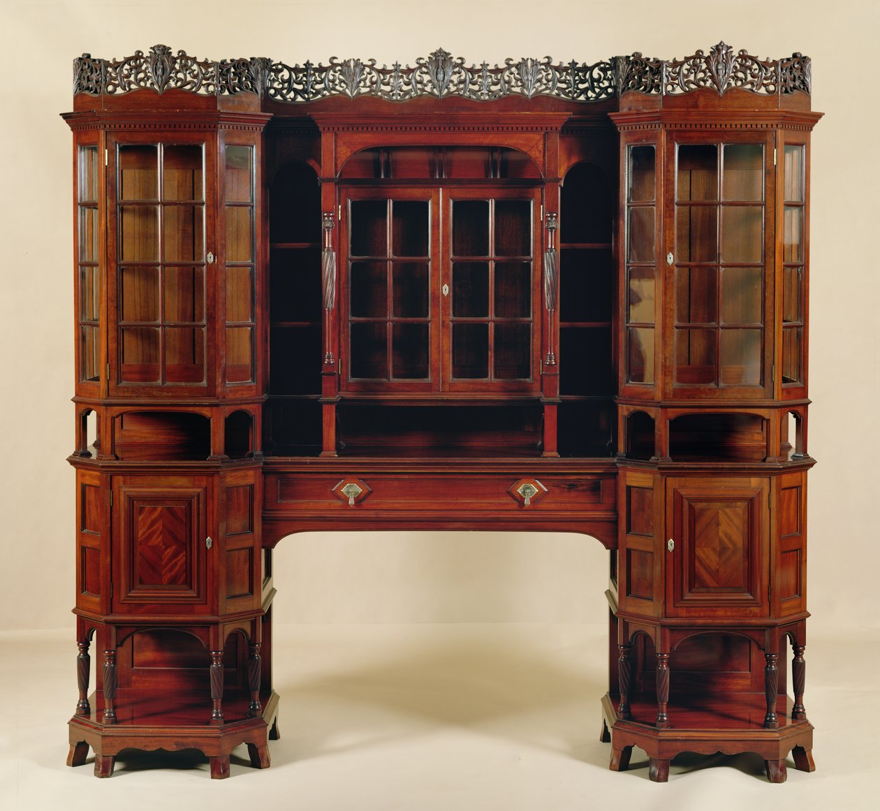 خزانة عرض ، صنع لشركة Morris & Co. ، c.1880 (منحوتة من خشب الماهوجني) بواسطة جورج واشنطن جاك