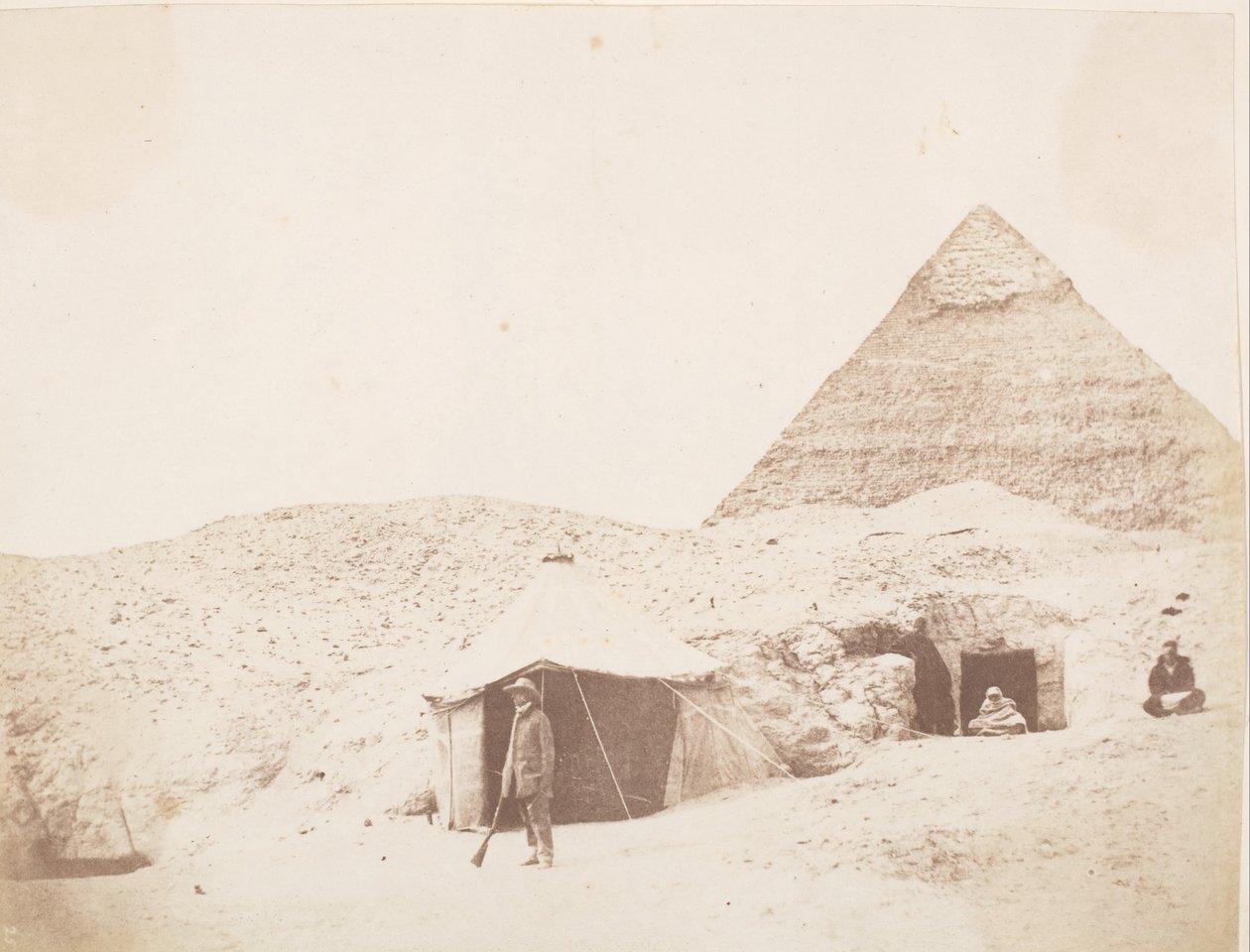 المصور أمام خيمته في موقع هرم خفرع خفرع 1851. بواسطة جورج ويلسون بريدجز