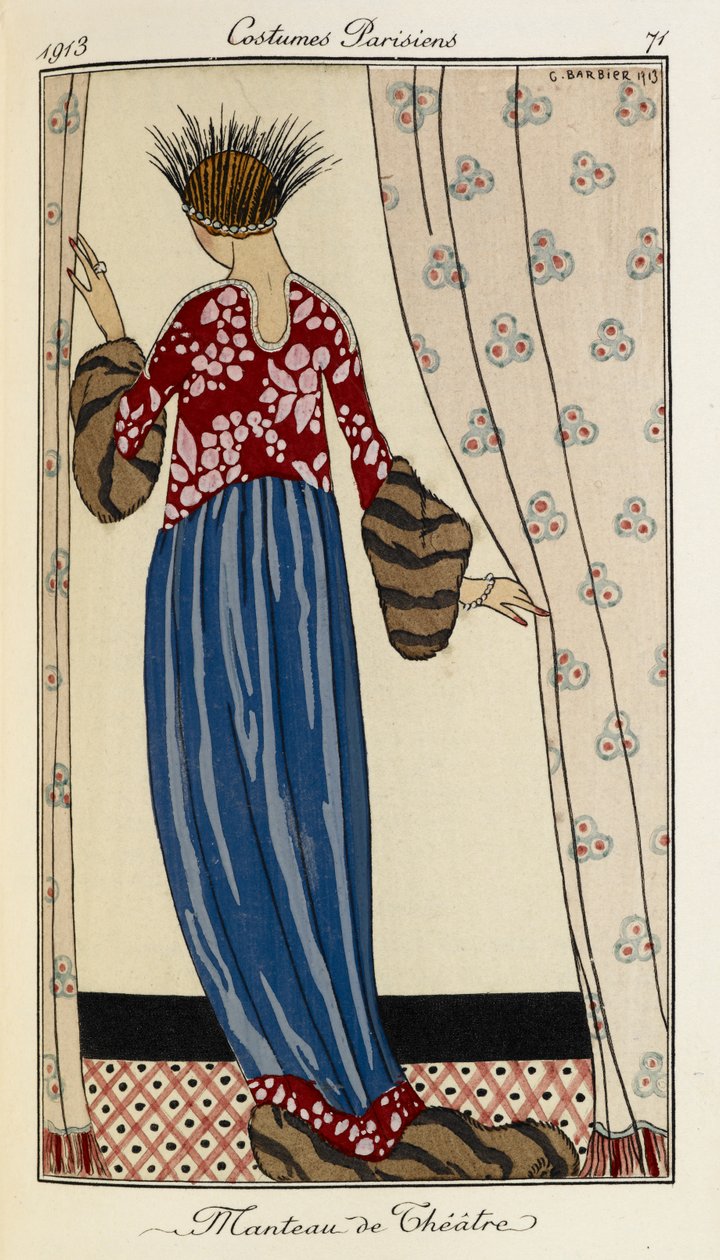 Manteau de Théâtre. ازياء Parisiens رقم 71. المرأة ترتدي فستانًا أحمر منقوشًا بتنورة زرقاء مزينة بالفراء. كما أنها ترتدي غطاء رأس مزين بالريش باللونين الأسود والفضي. بواسطة جورج حلاق