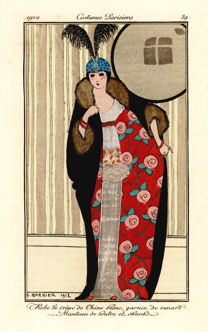 امرأة ترتدي فستانًا أبيض من الكريب ، ورأس من ثعالب الماء وفرو الظربان مبطّن بنمط الأزهار ، وقبعة جمجمة مع ريش. Robe de crepe de chine blanc garnie de renard، manteau de loutre et skunks. مسدس ملون يدويًا (استنسل) نقش بعد رسم توضيحي بواسطة G بواسطة جورج حلاق