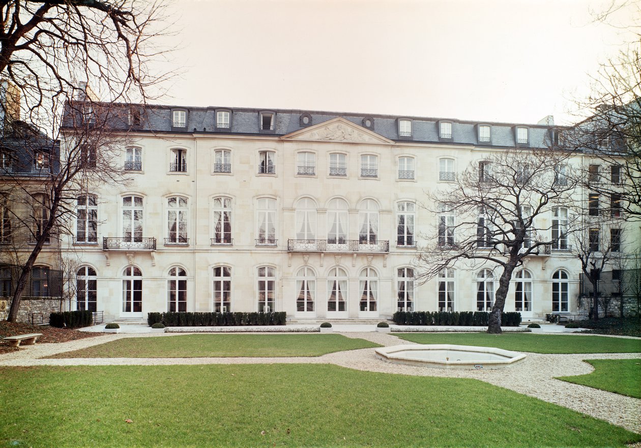 منظر لواجهة الحديقة في فندق Hotel de Beauharnais ، الذي بني في عام 1713 داخل صالون Vert في شقة الأمير Eugene de Beauharnais (1781-1824) بواسطة جيرمان بوفران