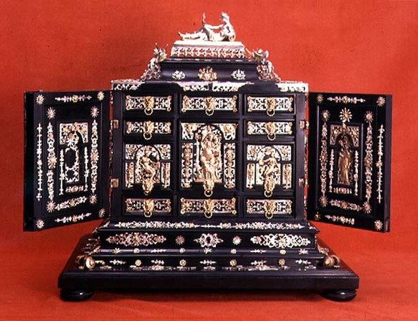 خزانة ، مع حوامل من الفضة المذهبة ، الألمانية ، c.1600 (الأبنوس والفضة المذهبة) بواسطة المدرسة الألمانية