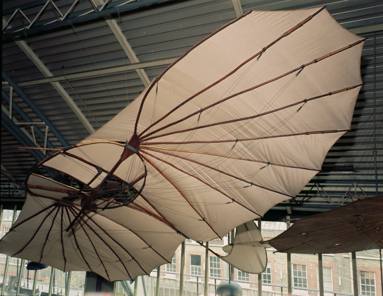 طائرة شراعية مصنوعة من أجل Otto Lilienthal (1848-96) c.1891 (الخشب والقطن) (انظر أيضًا 260936) بواسطة المدرسة الألمانية