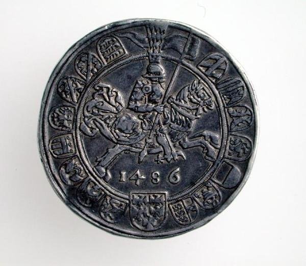 Guildiner (taler) من Sigismund (1439-96) Count of Tirol ، Hall Mint ، 1486 (الوجه الآخر) (الفضة) (للخلف انظر 168059) بواسطة المدرسة الألمانية