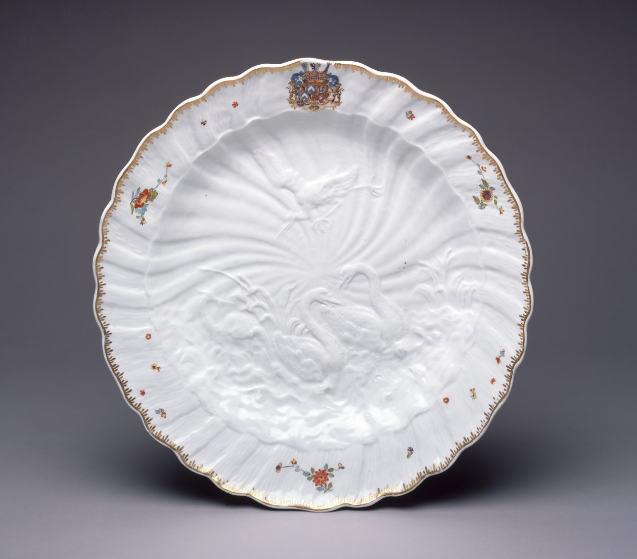طبق من Swan Service ، Meissen Porcelain ، c.1737-41 (بورسلين معجون صلب) بواسطة المدرسة الألمانية