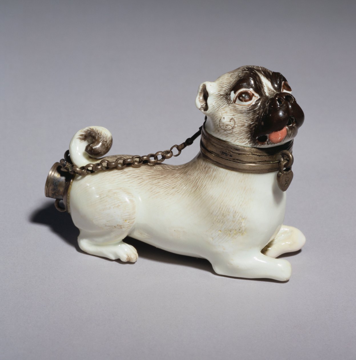 وعاء أنبوب من Meissen على غرار كلب البج جالس ، حوالي عام 1745 (بورسلين) بواسطة المدرسة الألمانية