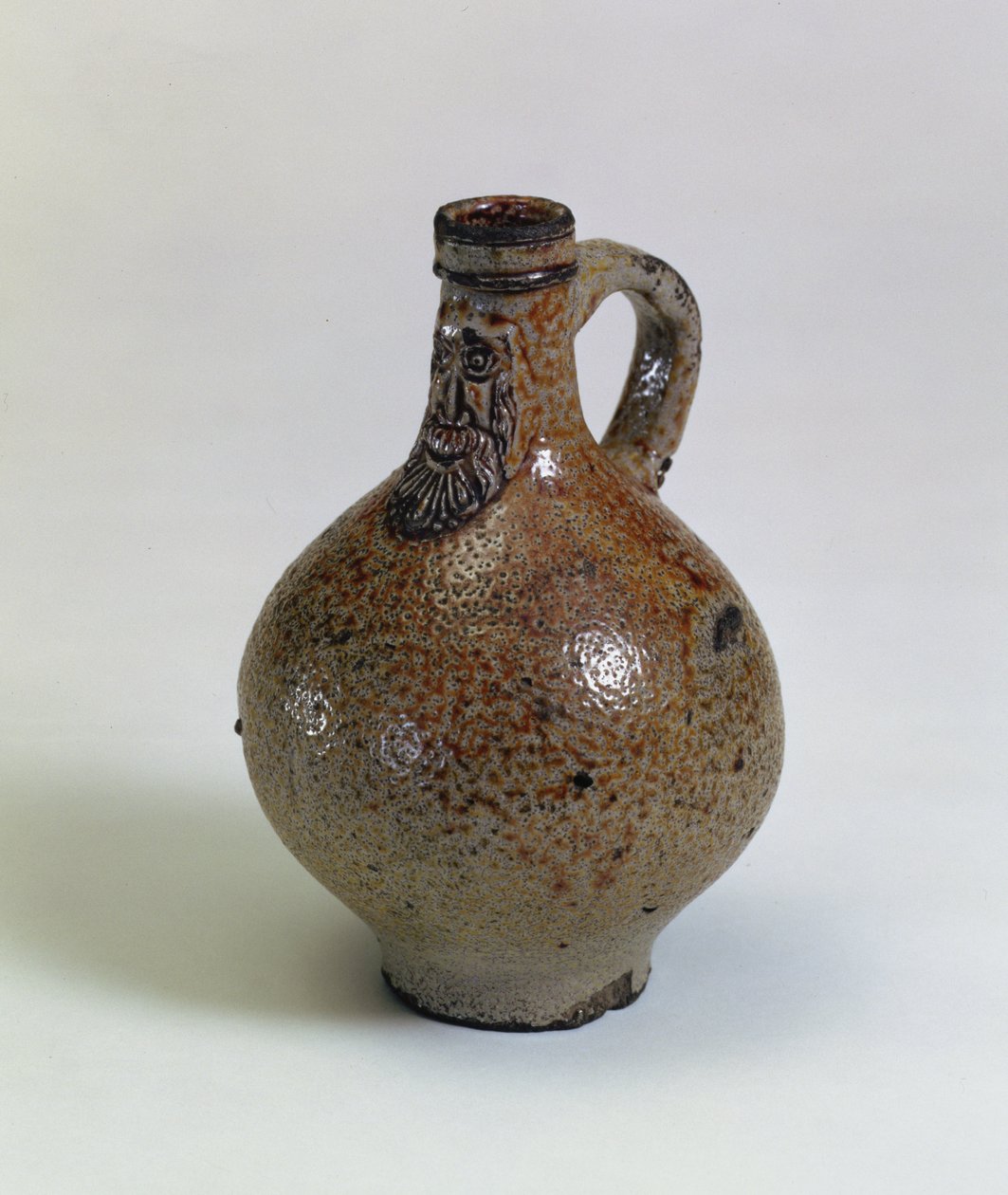 Bartmannkrug أو زجاجة نبيذ Bellarmine مزينة بقناع وجه ملتح ، ألمانيا ، c.1630-40 (الخزف الحجري الملح المزجج) بواسطة المدرسة الألمانية