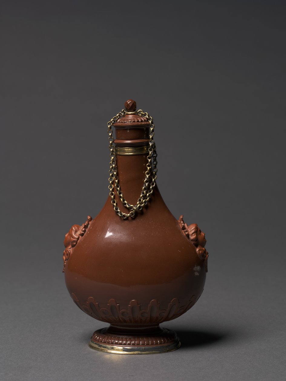 الزجاجة ، الشركة المصنعة Meissen Porcelain Factory ، ألمانيا ، حوالي 1715 (خزف حجري أحمر مصقول ، حوامل مطلية بالفضة) بواسطة المدرسة الألمانية