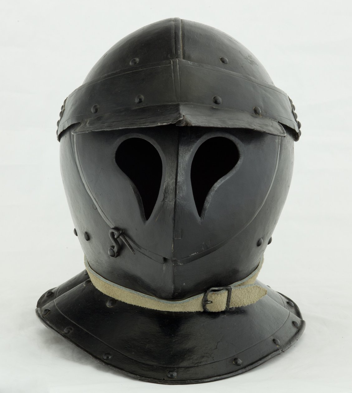بورغونيت مغلق من "Totenkopf" ، أوائل القرن السابع عشر (الحديد والطلاء الأسود مع الجلود الحديثة) بواسطة المدرسة الألمانية