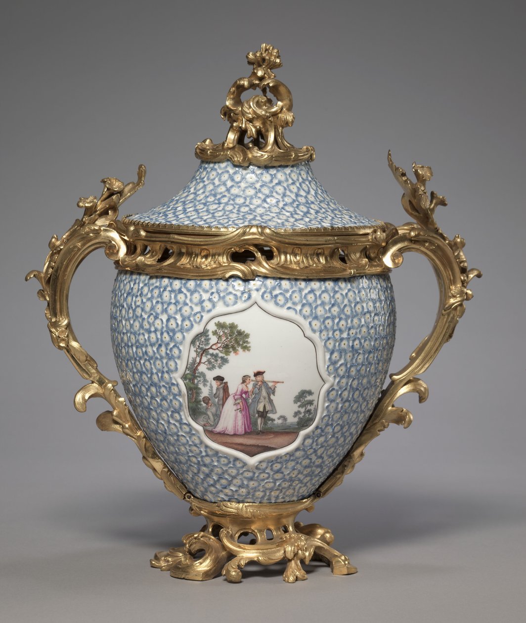 مزهرية مغطاة ، صنعها Meissen Porcelain Factory ، ألمانيا ، 1749 بواسطة المدرسة الألمانية