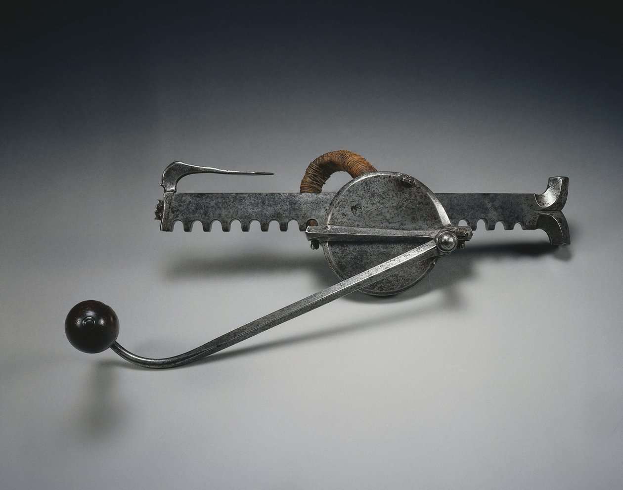 Cranequin ، c.1528 (فولاذي بحبل من الكتان ومقبض خشبي) بواسطة المدرسة الألمانية