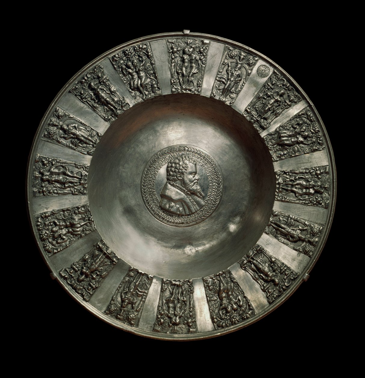 German art: tin saxon dish around 1560. Paris, Louvre Museum بواسطة المدرسة الألمانية
