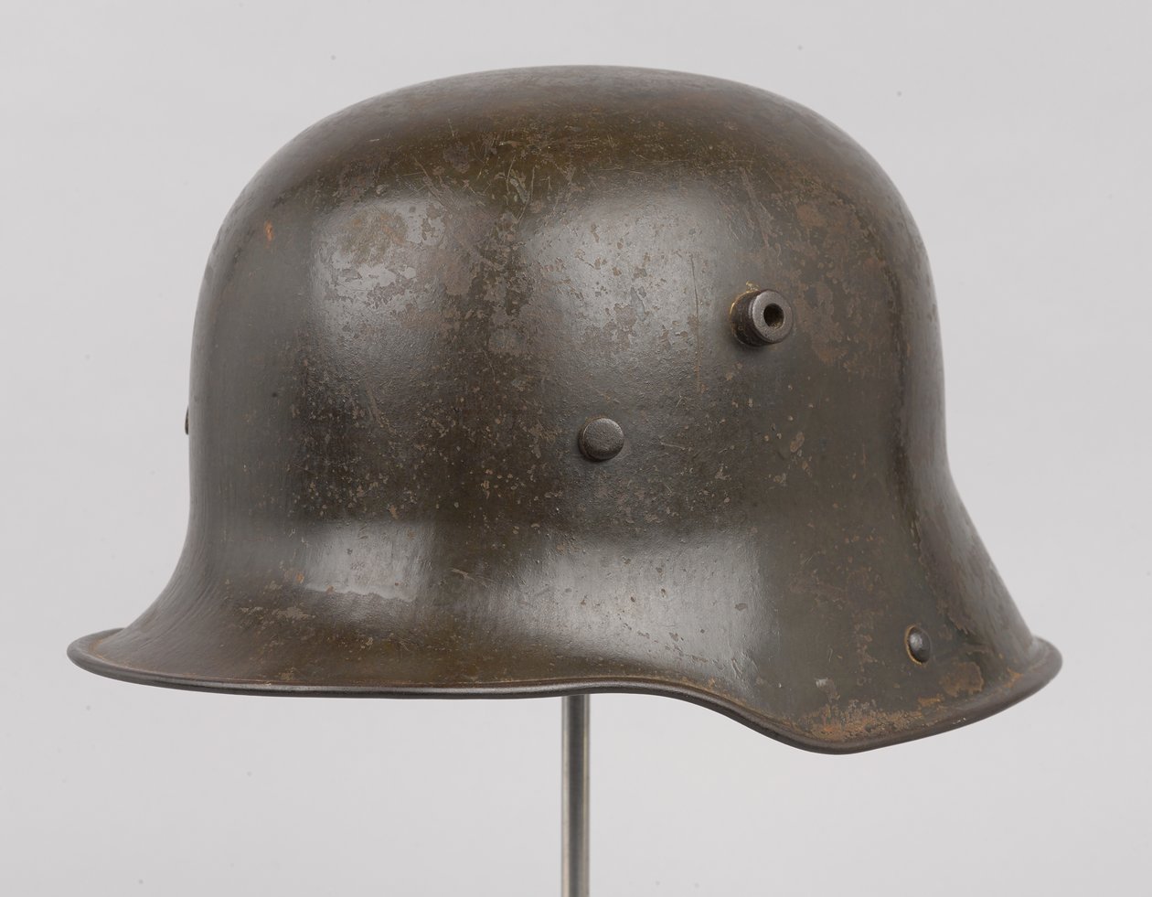 German steel helmet or Stahlhelm, c.1916 (helmet) بواسطة المدرسة الألمانية