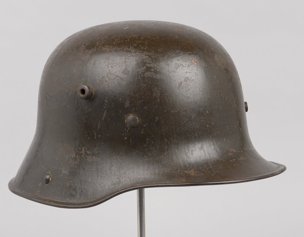 خوذة فولاذية ألمانية أو "Stahlhelm" ، حوالي عام 1916 (خوذة) بواسطة المدرسة الألمانية
