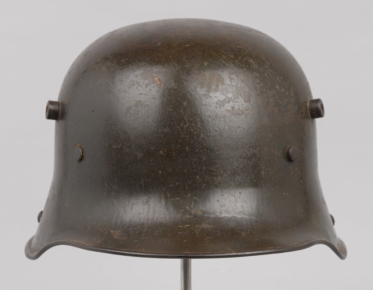 خوذة فولاذية ألمانية أو "Stahlhelm" ، حوالي عام 1916 (خوذة) بواسطة المدرسة الألمانية