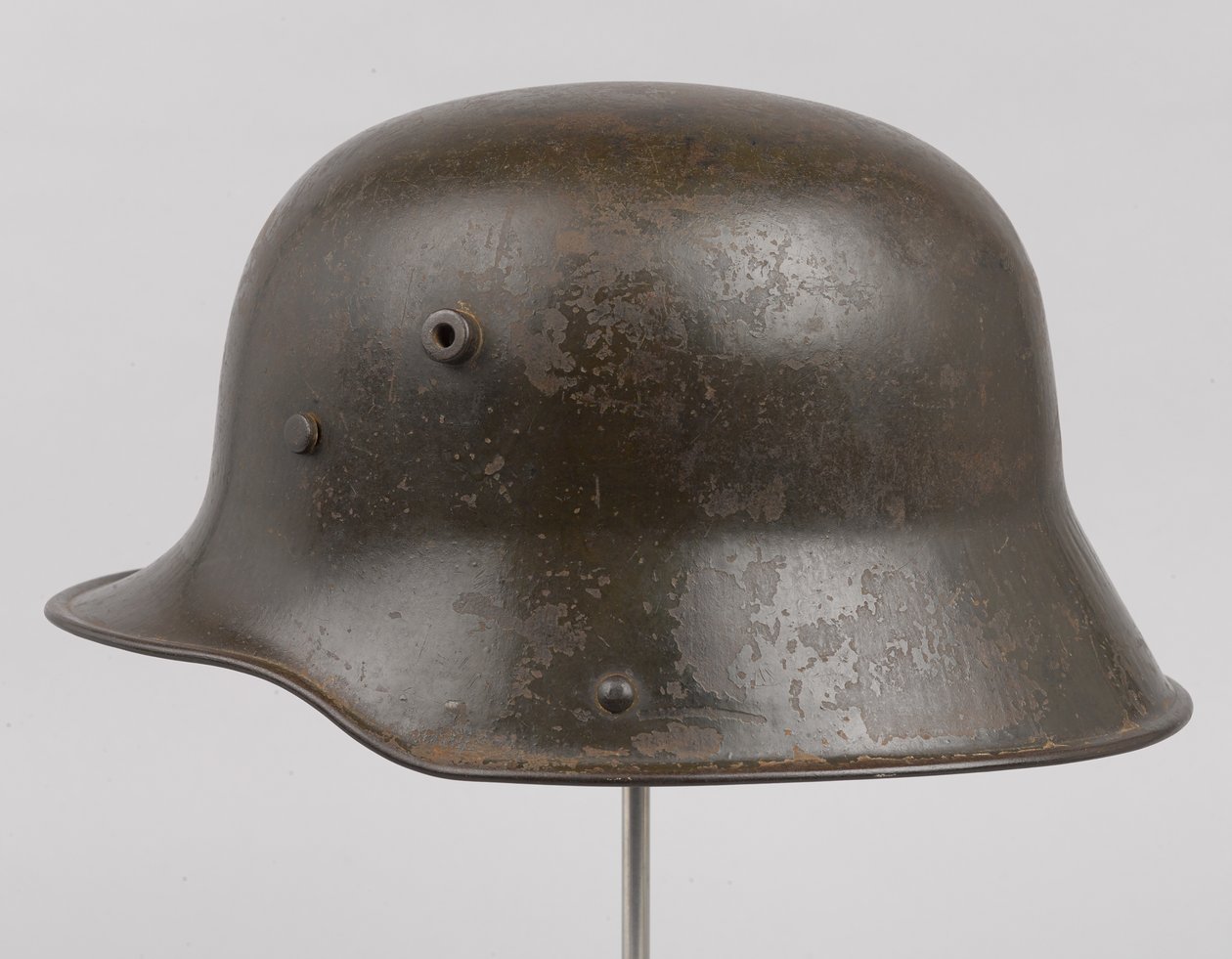 خوذة فولاذية ألمانية أو "Stahlhelm" ، حوالي عام 1916 (خوذة) بواسطة المدرسة الألمانية