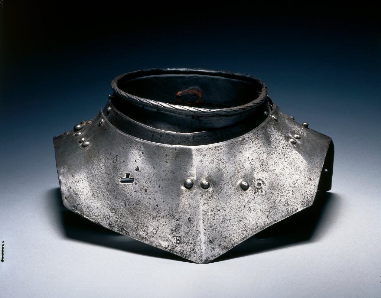 Gorget، c.1560 (فولاذ) بواسطة المدرسة الألمانية