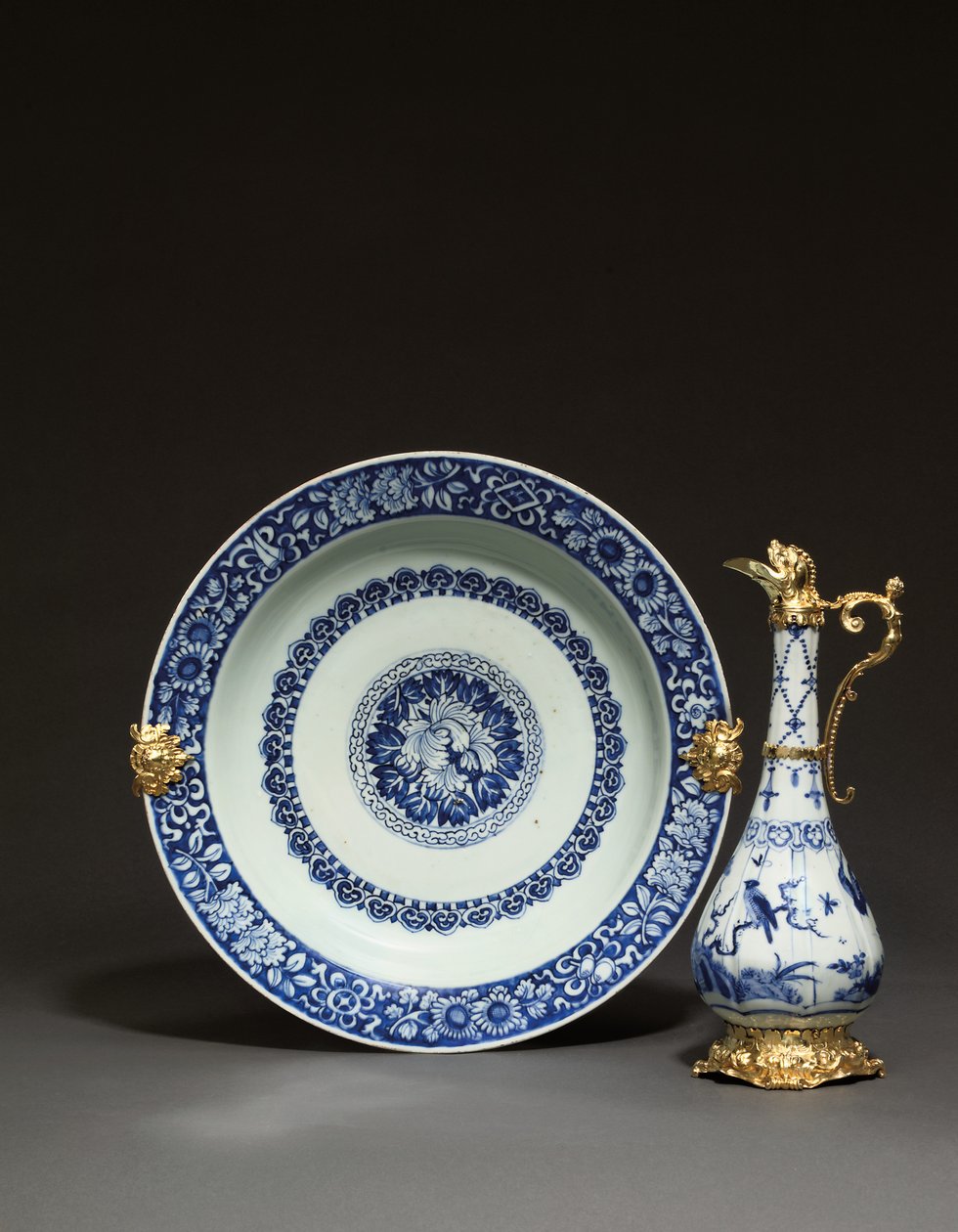 إبريق وطبق صيني مثبت ، أوغسبورغ ، حوالي 1655-60 (بورسلين وفضي مذهب) (انظر أيضًا 1153958) بواسطة المدرسة الألمانية