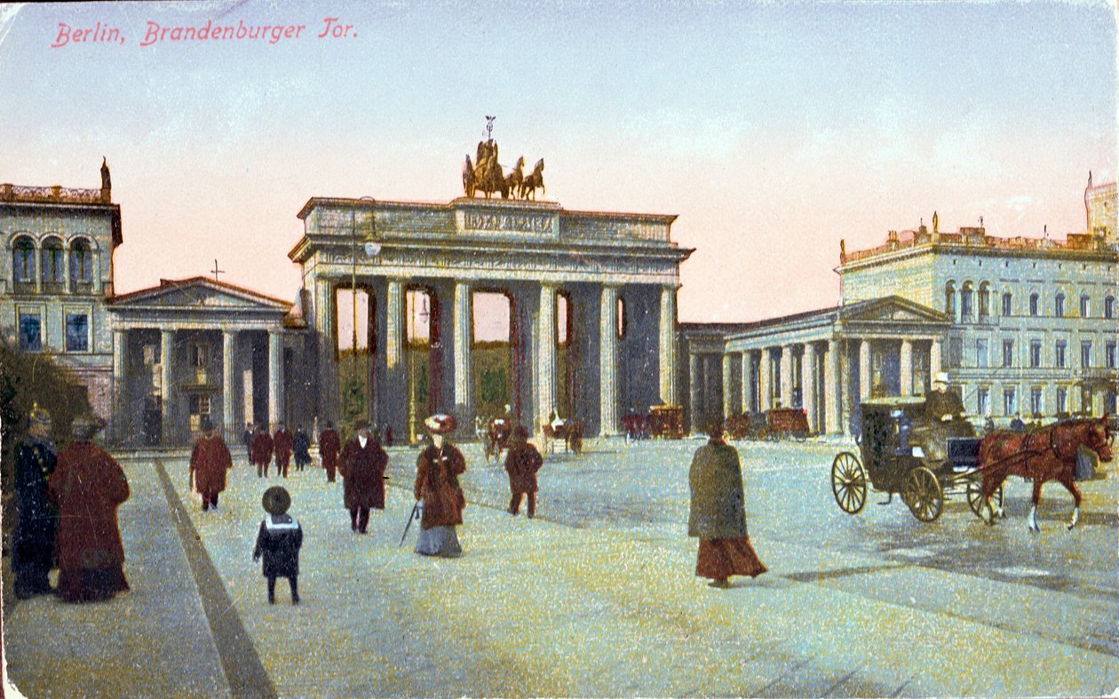 بطاقة بريدية تصور بوابة براندنبورغ في برلين ، قبل عام 1914 (صورة ملونة) بواسطة المدرسة الألمانية