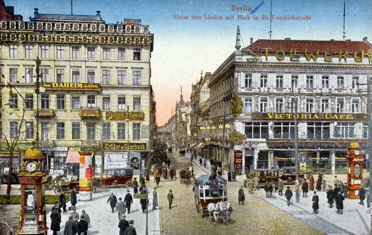بطاقة بريدية تصور Unter den Linden و Friedrichstrasse في برلين ، c.1910 (صورة ملونة) بواسطة المدرسة الألمانية