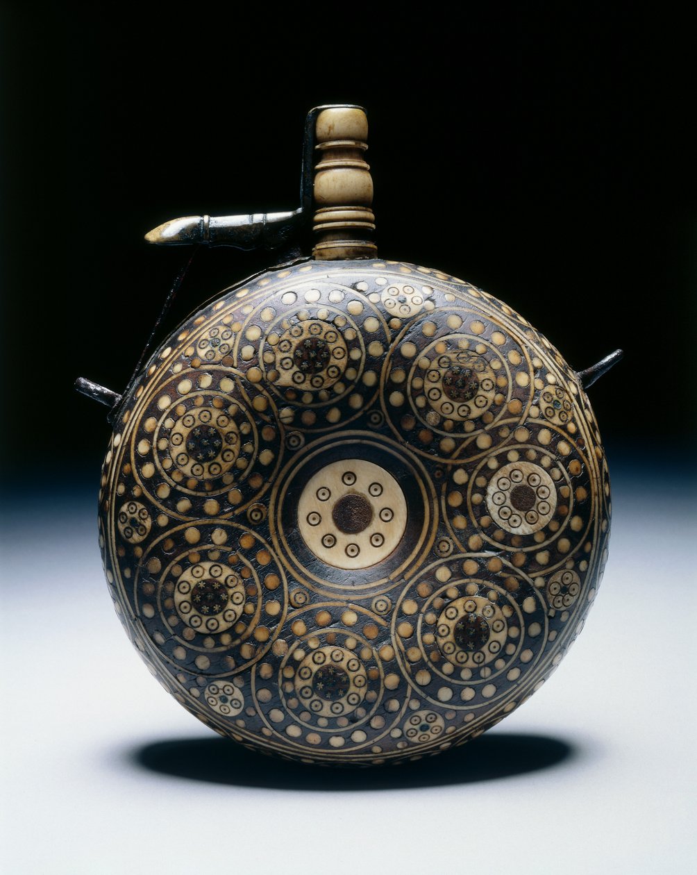 قارورة مسحوق ، c.1620-50 (جوز مع قرن ، عظم ، نحاس وحديد) بواسطة المدرسة الألمانية