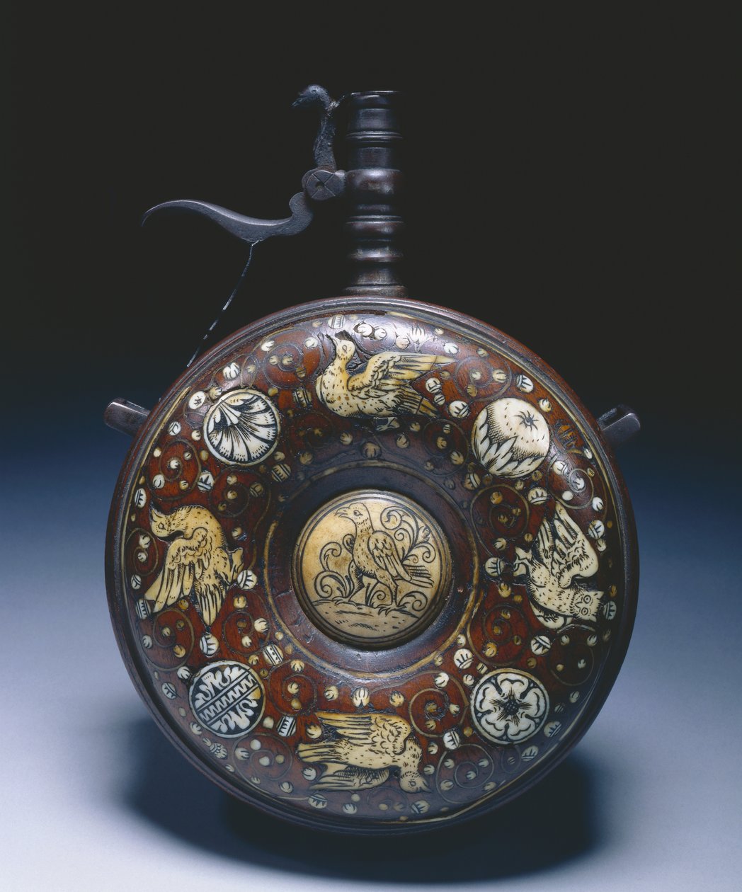 قارورة مسحوق ، c.1620-50 (جوز مع عاج وفولاذ) بواسطة المدرسة الألمانية