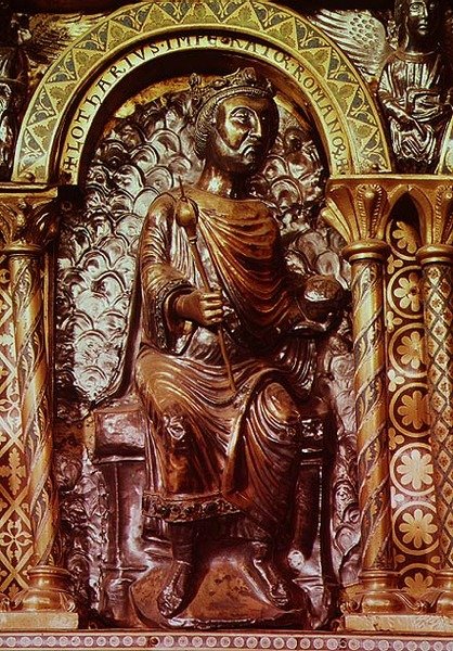 ضريح الإمبراطور شارلمان (742-814) ، التفاصيل التي توضح الإمبراطور لوتهير الأول (795-855) على عرشه ، 1215 (مينا الذهب والشمبلي) بواسطة المدرسة الألمانية