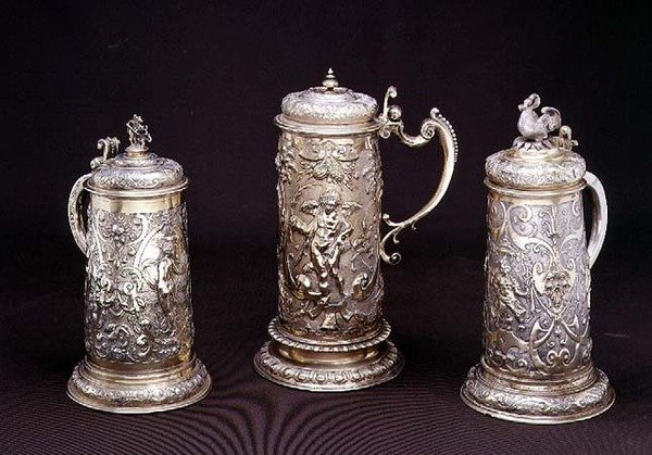 خزان أسطواني مطلي بالفضة من بول هوبنر ، أوسبورغ 1590 ؛ خزان أسطواني مطلي بالفضة من توبياس كرامر ، أوسبورغ 1620 ؛ خزان أسطواني مطلي بالذهب لا يتجزأ من بول هوبنر ، أوسبورغ 1590 ، من 16 إلى 17 م بواسطة المدرسة الألمانية