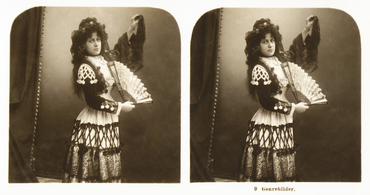 بطاقة مجسمة تصور امرأة شابة ترتدي زيًا إسبانيًا تقليديًا من منطقة أراغون ، c.1900 (صورة بني داكن) بواسطة المدرسة الألمانية