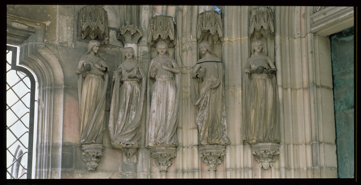 The Five Wise Virgins ، شخصيات عضادة من بوابة الجنة ، أشكال منحوتة c.1250 ، رواق بني c.1350 (انظر أيضًا 173983 و 173984) بواسطة المدرسة الألمانية
