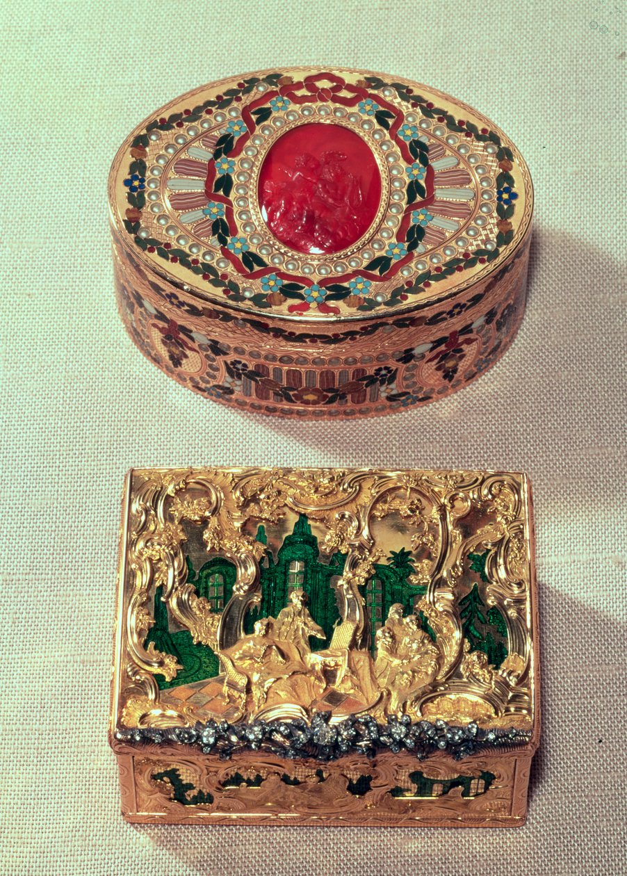 في الأعلى: صندوق snuffbox ذهبي مرصع بأحجار مختلفة مع حجاب كورنيلي في الوسط مع amorini ، ربما من قبل JC Neuber of Dresden. في الأسفل: صندوق snuffbox ذهبي بمجموعات من الشخصيات وسط ملفوف روكوكو بواسطة المدرسة الألمانية