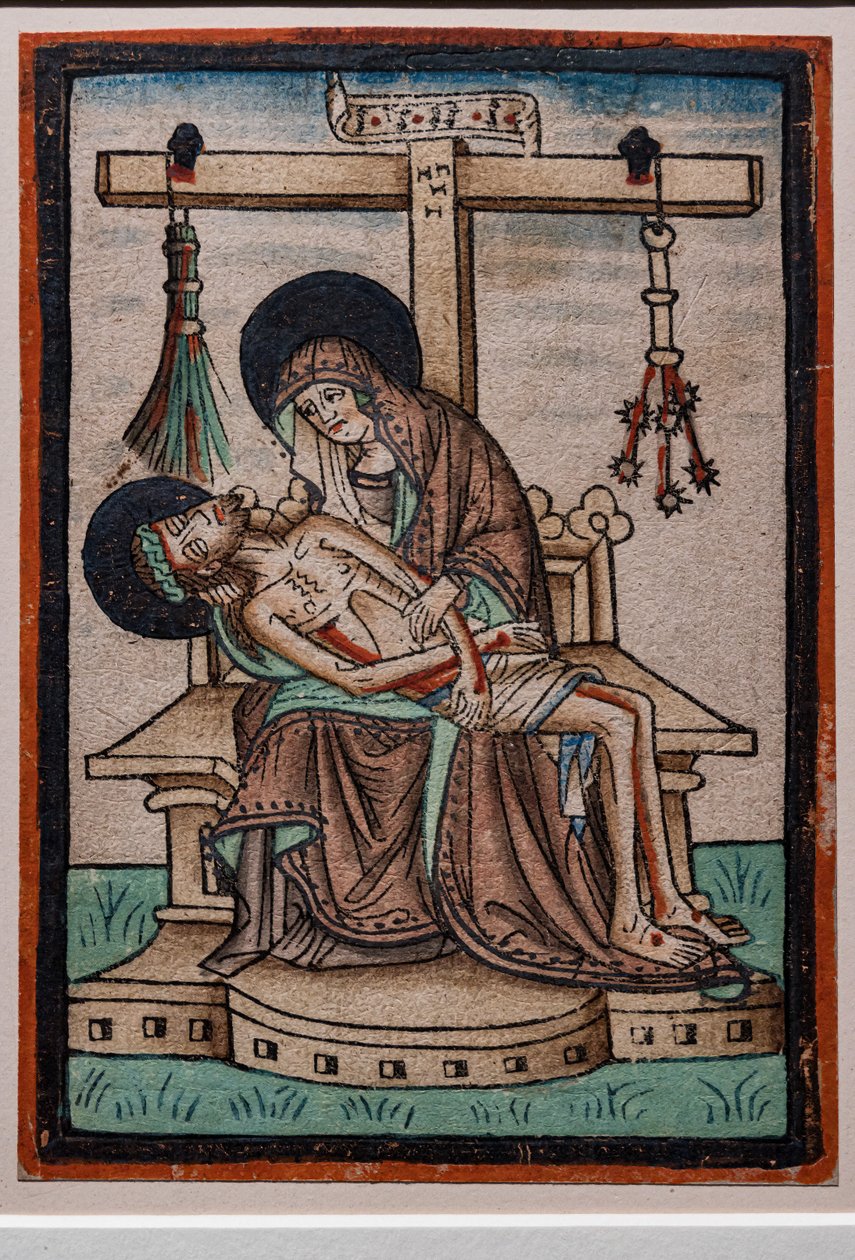 Vesperbild (Lamentation) ، نقش خشبي بالألوان المائية بواسطة حفارة ألماني ، حوالي 1450. تتدلى من الصليب رموز آلام المسيح. بواسطة المدرسة الألمانية