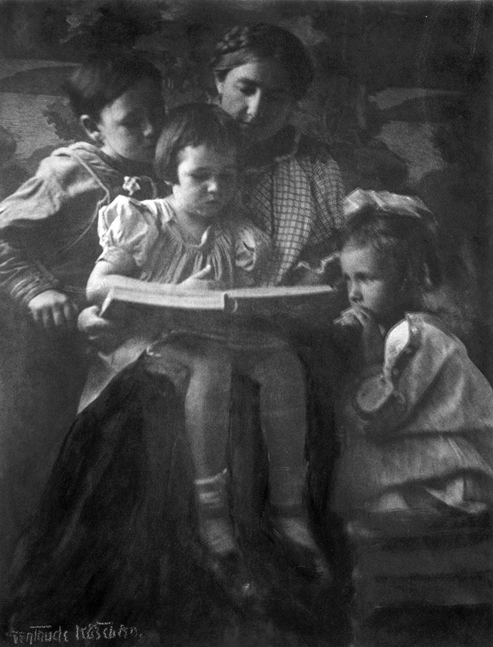 امرأة وأطفال يقرؤون لجيرترود كاسيبير 1852-1934 ، مصورة .. طباعة فوتوغرافية بواسطة البيرة جيرترود الجبن