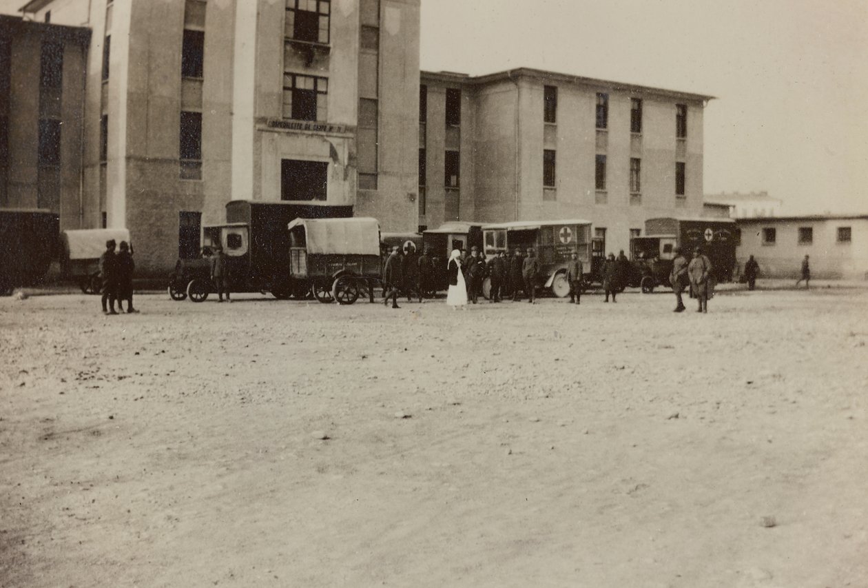ألبوم "صور الحرب الثانية": جنود إيطاليون وسيارات إسعاف تابعة للصليب الأحمر في غراديسكا ساجرادو ، غوريزيا ، إيطاليا (صورة بالأبيض والأسود) بواسطة جيجليوتشي جيجليوتشي